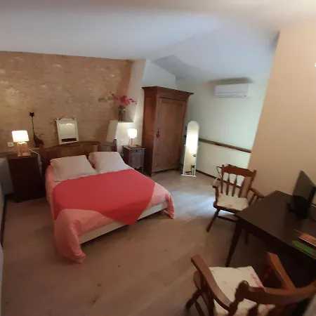 Hotel De Castel-merle 2*